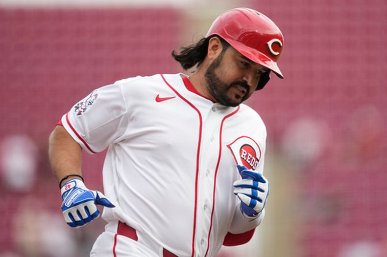 Eugenio Suárez de los Rojos de Cincinnati recorre las bases tras conectar un jonrón solitario durante la primera entrada de un partido de béisbol contra los Gigantes de San Francisco en Cincinnati, el miércoles 15 de abril de 2026. (AP Foto/Carolyn Kaster)