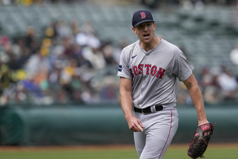 Nick Pivetta de los Medias Rojas de Boston tras un doble play en el juego contra los Atléticos de Oakland, el miércoles 3 de abril de 2024. (AP Foto/Godofredo A. Vásquez)