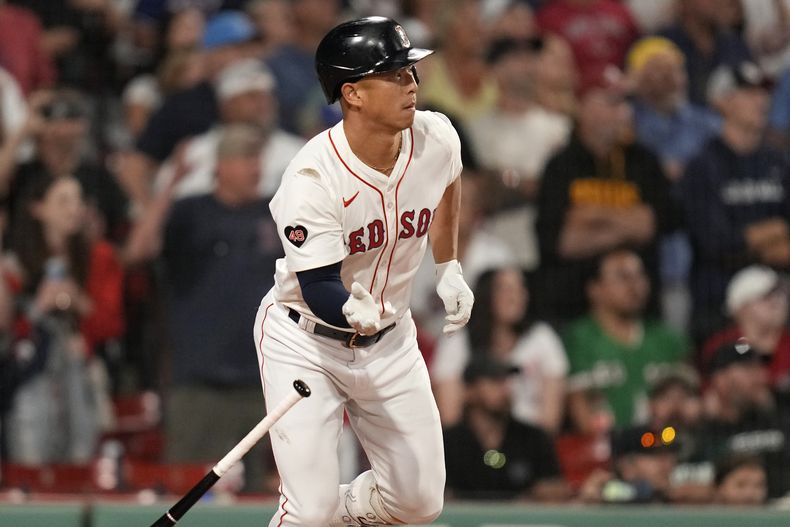 Rob Refsnyder, de los Medias Rojas de Boston, observa su sencillo productor de la carrera de la victoria en la 10ma entrada del juego de béisbol en contra de los Rangers de Texas, en Fenway Park, el lunes 12 de agosto de 2024, en Boston. (AP Foto/Charles Krupa)