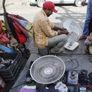 La crisis económica aboca a los venezolanos al reciclaje
