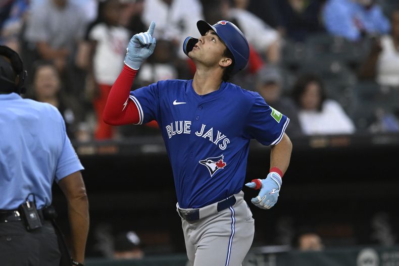 Joey Loperfido, de los Azulejos de Toronto, celebra despúes de batear un cuadrangular solitario durante la quinta entrada del juego de béisbol de Grandes Ligas frente a los Medias Blancas de Chicago, el lunes 7 de julio de 2025, en Chicago. (AP Foto/Paul Beaty)