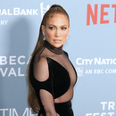 Dejaron a Jennifer López en la calle y pagó su frustración con los paparazzis [VIDEO]