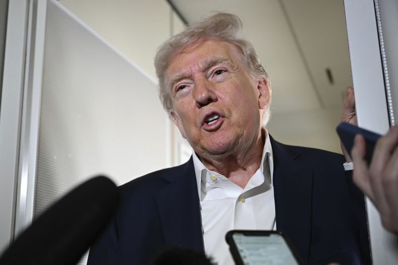 El presidente de EEUU, Donald Trump, habla con reporteros a bordo del avión presidencial Air Force One en su viaje hacia el Aeropuerto Internacional de Palm Beach, en Florida, el viernes 11 de abril de 2025. (Pool vía AP)