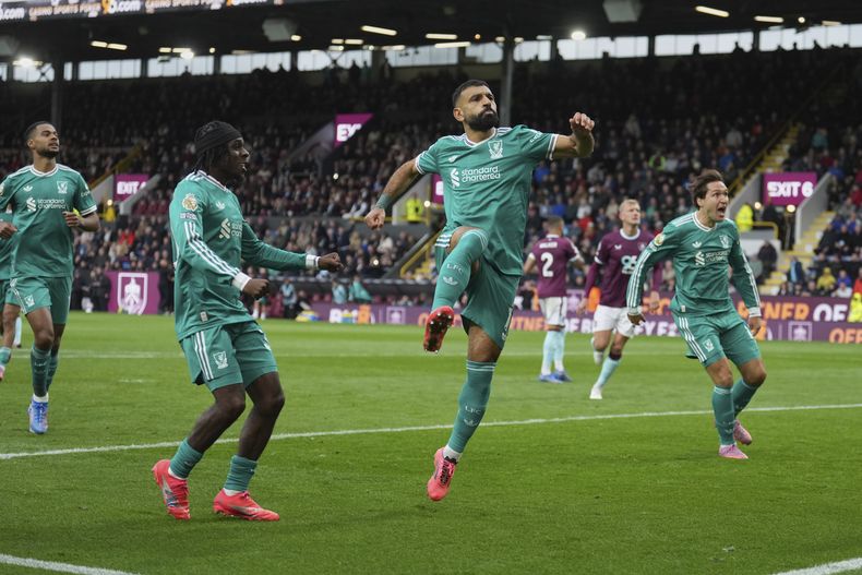 Mohamed Salah del Liverpool celebra tras anotar el penal de la victoria ante el Burnley el domingo 14 de septiembre del 2025. (AP Foto/Jon Super)