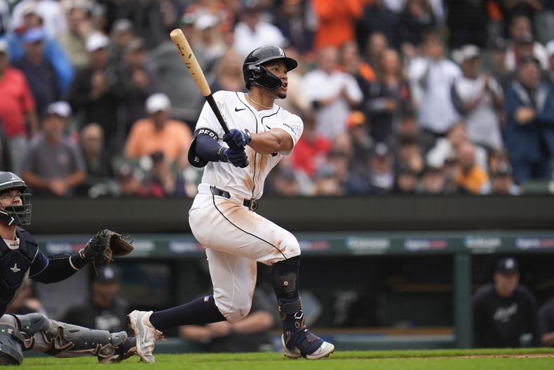 Wenceel Pérez de los Tigres de Detroit conecta un doble de dos carreras ante los Rays de Tampa Bay, el martes 24 de septiembre de 2024, en Detroit. (AP Foto/Paul Sancya)