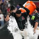 El venezolano Ildemaro Vargas, de los Diamondbacks de Arizona, es empapado por su compañero, el dominicano Geraldo Perdomo, luego de resolver con un sencillo el duelo ante los Atléticos, el martes 21 de julio de 2026 (AP Foto/Rick Scuteri)