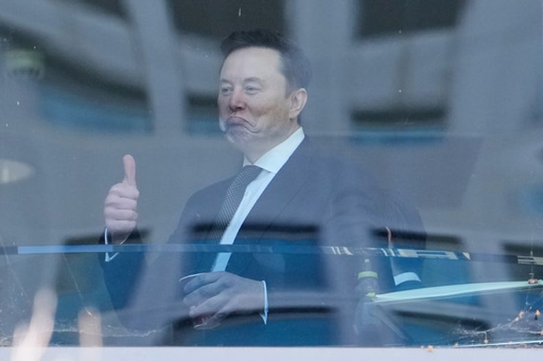Elon Musk hace un gesto mientras camino por un pasillo del tribunal en Oakland, California, el 29 de abril del 2026. (AP foto/Godofredo A. Vásquez)