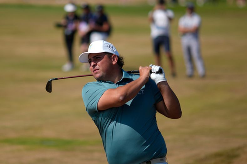 El argentino Mateo Pulcini tira en el fairway del hoyo 10 en la ronda de práctica antes del Abierto Británico en Royal Birkdale el miércoles 15 de julio del 2026. (AP Foto/David Goldman)