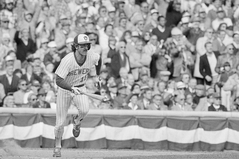 ARCHIVO - Robin Yount, de los Cerveceros de Milwaukee, corre a la inicial tras conectar un sencillo en el cuarto juego de la Serie Mundial, el 16 de octubre de 1982 (AP Foto, archivo)
