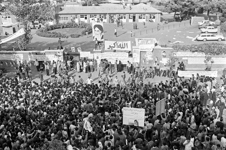 En esta foto del 13 de noviembre de 1979, una turba de iran&iacute;es ora frente a la embajada de Estados Unidos en Teher&aacute;n, donde estudiantes isl&aacute;micos revolucionarios manten&iacute;an como rehenes a 60 estadounidenses desde el 4 de noviemb