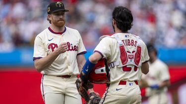 El lanzador abridor de los Filis de Filadelfia, Spencer Turnbull, a la izquierda, celebra después de una victoria con el receptor Garrett Stubbs, a la derecha, después de un partido de béisbol contra los Nacionales de Washington, el domingo 19 de mayo de 2024, en Filadelfia. (AP Foto/Chris Szagola)