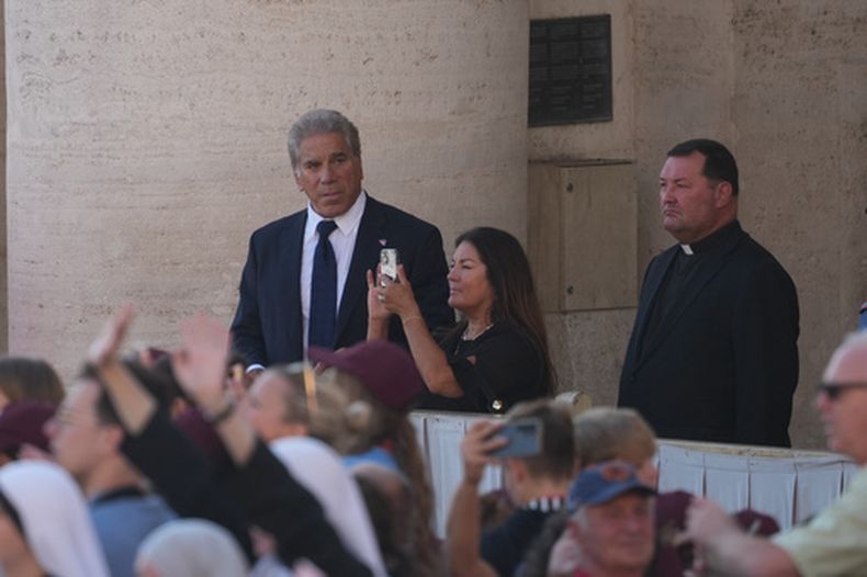 El actor estadounidense Lou Ferrigno (izquierda), asiste a la audiencia general semanal del papa León XIV en el Vaticano, el 30 de septiembre de 2026. (AP Foto/Andrew Medichini)