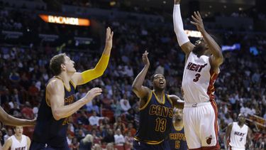 Wade marca el paso y Miami sorprende a los Cavs