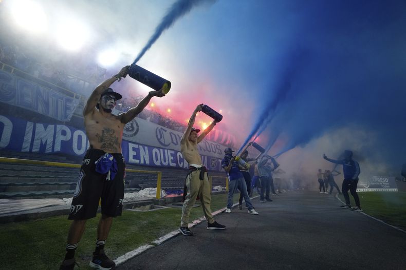 Un grupo de aficionados del club Millonarios anima a su club antes del partido por el título ante Atlético Nacional en el Estadio el Campín de Bogotá, el 24 de junio de 2023 (AP Foto/Fernando Vergara).