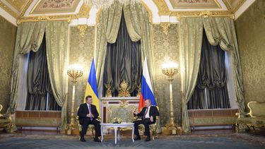 americateve | El presidente ruso Vladimir Putin, a la derecha, y su contraparte ucraniano Viktor Yanukovych hablan en Mosc&uacute;, el martes 17 de diciembre de 2013. (Foto AP/Alexander Nemenov, pool)