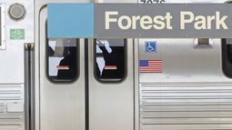 Investigadores de la policía trabajan dentro de un vagón de la Línea Azul de la Autoridad de Tránsito de Chicago estacionado en la estación Forest Park después de un tiroteo, el lunes 2 de septiembre de 2024, en Forest Park, Ill. (John J. Kim/Chicago Tribune vía AP)