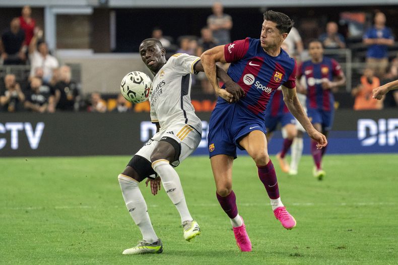 ARCHIVO - Foto del 29 de julio del 2024, el defensa del Real Madrid Sinna Mendy pelea por el balón con el delantero del Real Madrid Robert Lewandowski en un duelo amistoso en Arlington, Texas. (AP Foto/Jeffrey McWhorter, Archivo)