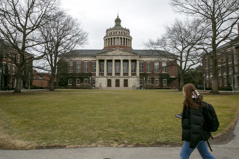 ARCHIVO - Una estudiante pasa por delante de la biblioteca Rush Rhees, en la Universidad de Rochester, el 22 de febrero de 2023 en Rochester, Nueva York. (AP Foto/Ted Shaffrey, archivo)