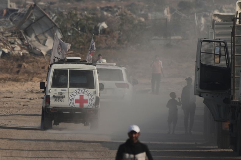 Un convoy de Cruz Roja que lleva los restos que según Hamás pertenecen a un soldado israelí asesinado en Gaza en 2014 y cuyo cuerpo ha estado retenido en Gaza desde entonces circula hacia el paso fronterizo con Israel para entregar los restos a las autoridades israelíes, en Deir al-Balah, Franja de Gaza, el domingo 9 de noviembre de 2025. (AP Foto/Jehad Alshrafi)