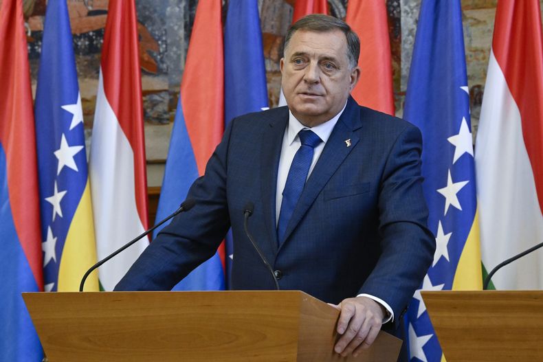 Milorad Dodik, líder serbio de Bosnia y octavo presidente de la República Srpska, en conferencia de prensa en Budapest, Hungría, el miércoles 15 de mayo de 2024. (Foto, Szilard Koszticsak/MTI vía AP)