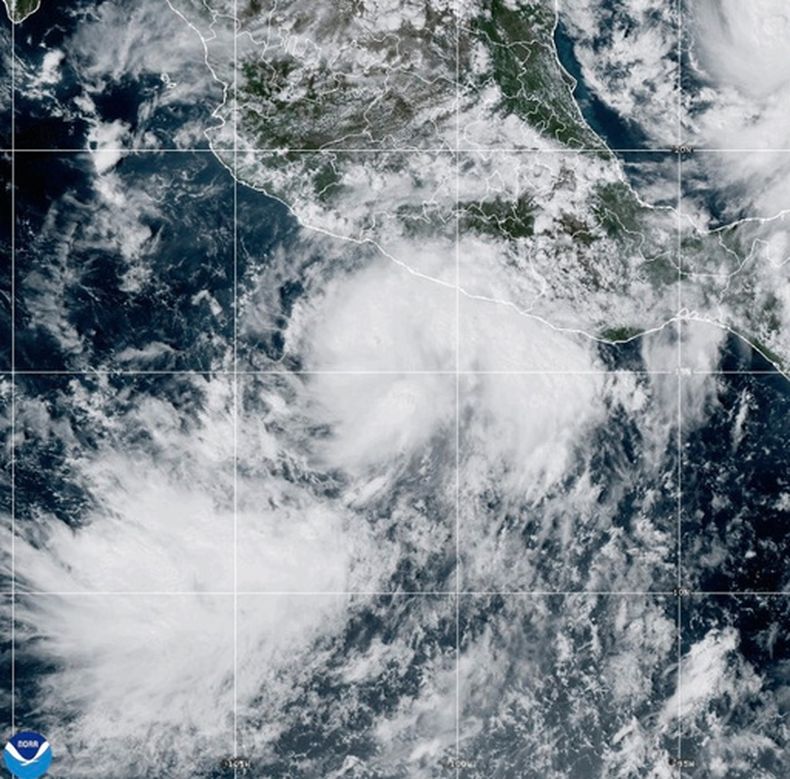 Esta imagen satelital de la Oficina Nacional de Administración Oceánica y Atmosférica de EEUU muestra a la tormenta tropical Simón en el océano Pacífico, frente a la costa suroeste de México, el miércoles 7 de octubre de 2026. (Oficina Nacional de Administración Oceánica y Atmosférica vía AP)