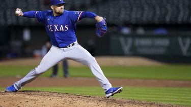 Nathan Eovaldi, de los Rangers de Texas, cumple con su apertura ante los Atléticos de Oakland, el jueves 11 de mayo de 2023 (AP Foto/Godofredo A. Vásquez)