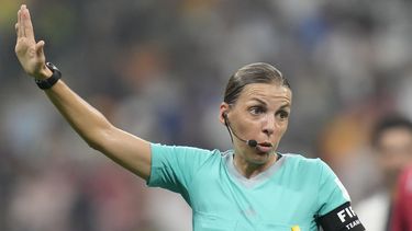 Frappart hace historia como primera árbitro en un Mundial