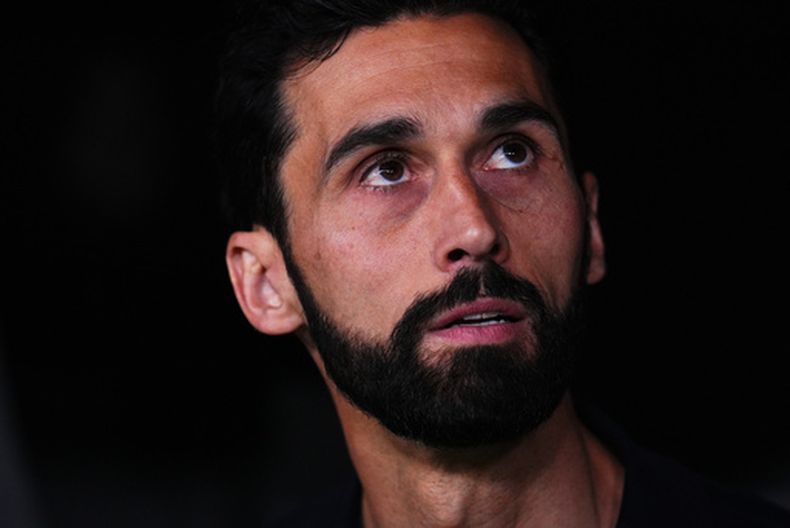 ARCHIVO - Foto del 23 de mayo del 2026, el entrenador del Real Madrid Álvaro Arbeloa en la banca del equipo en el encuentro ante el Atlético de Madrid. (AP Foto/Manu Fernandez, Archivo)