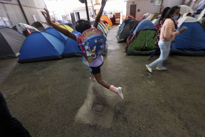 La venezolana Maickeliys Rodríguez, de 6 años, salta con sus nuevas zapatillas plateadas donadas en un refugio para migrantes donde vive con su familia en Tijuana, México, el viernes 31 de enero de 2025. (AP Gregory Bull)