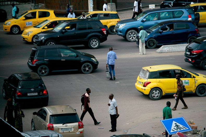 Civiles se mueven entre el tráfico para cruzar la calle en Kinshasa, República Democrática del Congo, el 8 de enero del 2019. (AP foto/Jerome Delay)
