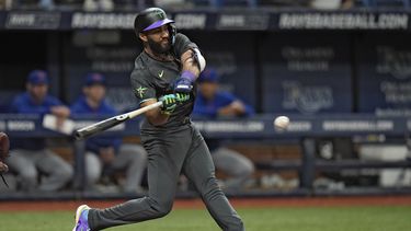 El dominicano Amed Rosario, de los Rays de Tampa Bay, pega un sencillo remolcador ante los Mets de Nueva York, en el sexto inning del encuentro del viernes 3 de mayo de 2024 (AP Foto/Chris OMeara)