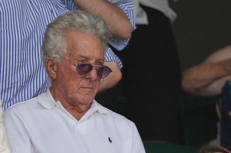 El actor estadounidense Dustin Hoffman observa el partido en el que el alemán Alexander Zverev derrotó al británico Arthur Fery en las semifinales del torneo masculino del Campeonato de Tenis de Wimbledon, el viernes 10 de julio de 2026, en Londres. (AP Foto/Kirsty Wigglesworth)