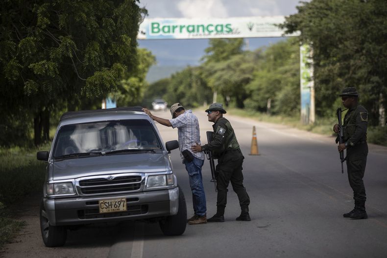 Policía inspecciona vehículos y a sus ocupantes en la entrada y salida de Barrancas, Colombia, el lunes 6 de noviembre de 2023, la ciudad en la que fue secuestrado el padre del futbolista Luis Díaz el pasado 28 de octubre por el Ejército de Liberación Nacional. Díaz juega para la selección colombiana de fútbol y para el club inglés Liverpool. (AP Foto/Iván Valencia)