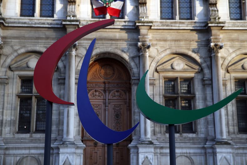 El logo de los Juegos Paralímpicos de París 2024 frente a la alcaldía de París, el viernes 10 de noviembre de 2017. (AP Foto/Christophe Ena, Archivo)