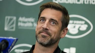 El quarterback Aaron Rodgers responde a preguntas durante su presentación como nuevo jugador de los Jets de Nueva York, el miércoles 26 de abril de 2023, en Florham Park, Nueva Jersey. (AP Foto/Seth Wenig)