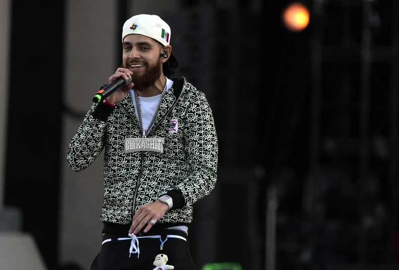 Jesus Diego Jay Dee, izquierda, cantante de la banda estadounidense Herencia de Patrones, durante su concierto en el segundo día del festival Arre en la Ciudad de México el 10 de septiembre de 2023. (Foto AP/Fernando Llano)