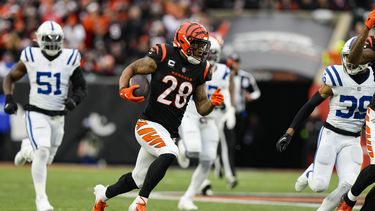 Joe Mixon (28), running back de los Bengals de Cincinnati, corre en contra de los Colts de Indianápolis durante la primera mitad del juego de la NFL del domingo 10 de diciembre de 2023. (AP Foto/Carolyn Kaster)