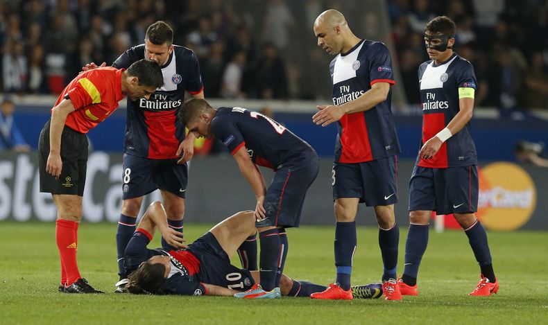 El jugador de PSG, Zlatan Ibrahimovic, aparece en el suelo tras lesionarse en un partido contra Chelsea por la Liga de Campeones el  2 de abril de 2014 en Par&iacute;s. (AP Photo/Michel Euler)