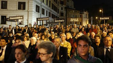 americateve | Personas llevan carteles con los nombres de campos de concentraci&oacute;n nazis durante una marcha por el 70mo aniversario de la detenci&oacute;n y deportaci&oacute;n de los jud&iacute;os de Roma a campos de muerte, el mi&eacute;rcoles, 16 de octubre del