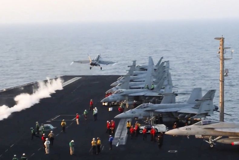 Esta imagen tomada de un video proporcionado por la Armada de Estados unidos muestra un avión despegando del portaaviones USS Harry S. Truman en el mar Rojo antes de ataques aéreos en Saná, Yemen, el sábado 15 de marzo de 2025. (Armada de EEUU via AP)