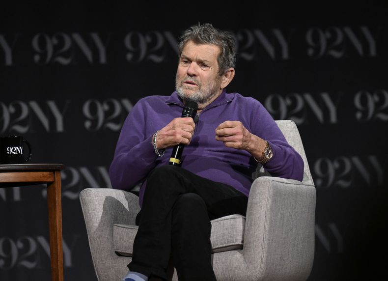 ARCHIVO - Jann Wenner habla sobre su nuevo libro Like a Rolling Stone: A Memoir en 92nd Street Y, el 13 de septiembre de 2022, en Nueva York. Jann Wenner, quien cofundó la revista Rolling Stone y también era cofundador del Salón de la Fama del Rock & Roll, fue retirado de la junta de directores del salón después de hacer comentarios despectivos sobre mujeres músicas y músicos negros. (Foto Evan Agostini/Invision/AP, File)