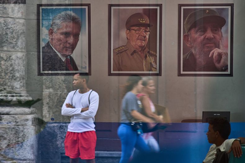 Imágenes del presidente de Cuba, Miguel Díaz-Canel, Raúl Castro y Fidel Castro, se ven en el edificio del gobierno en La Habana, Cuba, el miércoles 20 de mayo de 2026. (Foto AP/Ramón Espinosa)