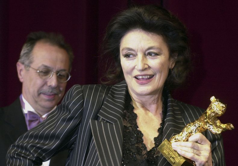 ARCHIVO - La actriz francesa Anouk Aimée sostiene su Oso de Oro a la trayectoria en la 53a edición del Festival de Cine de Berlín el 13 de febrero de 2003. Aimée, galardonada con el Globo de Oro por Un homme et une femme del legendario director francés ha muerto, dijo su agente el martes. Tenía 92 años. (Foto /Sven Kaestner, archivo)