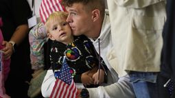Refugiados sudafricanos llegan el lunes 12 de mayo de 2025 al Aeropuerto Internacional de Dulles, en Dulles, Virginia. (AP Foto/Julia Demaree Nikhinson)