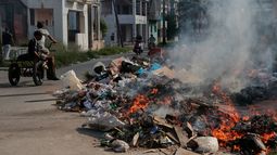 Un montón de basura arde en La Habana, Cuba, el miércoles 17 de junio de 2026. (AP Foto/Jorge Luis Banos)