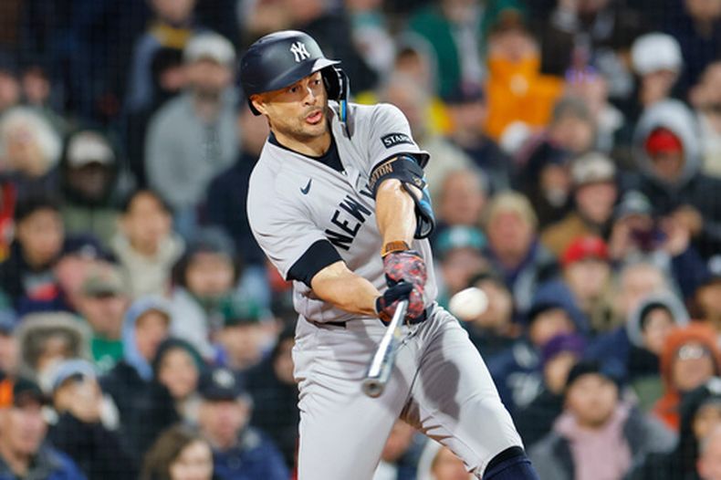 Giancarlo Stanton de los Yankees de Nueva York conecta un doble de dos carreras durante la sexta entrada de un partido de béisbol contra los Medias Rojas de Boston, el martes 21 de abril de 2026, en Boston. (AP Foto/CJ Gunther)