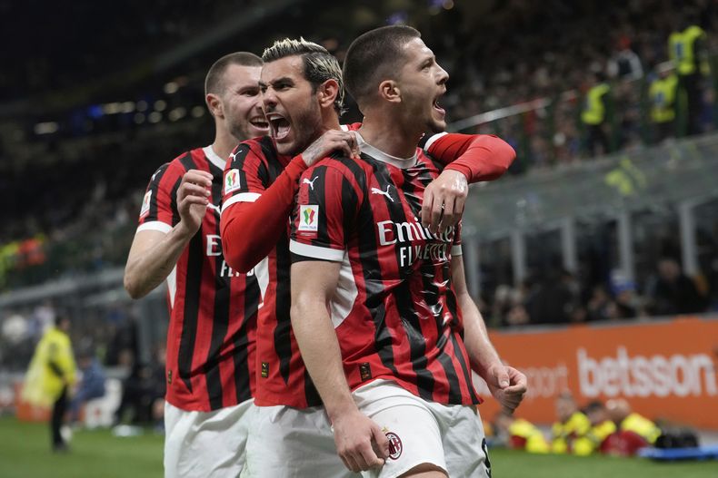 Luka Jovic celebra tras marcar un gol para el AC Milan ante el Inter en las semifinales de la Copa Italia, el miércoles 23 de abril de 2025, en el estadio San Siro de Milán. (AP Foto/Luca Bruno)