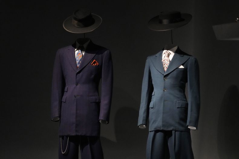 Trajes zoot se exhiben en la exposición del Instituto del Vestido del Museo Metropolitano de Arte, Superfine: Tailoring Black Style, el sábado 3 de mayo de 2025, en Nueva York. (Foto Charles Sykes/Invision/AP)