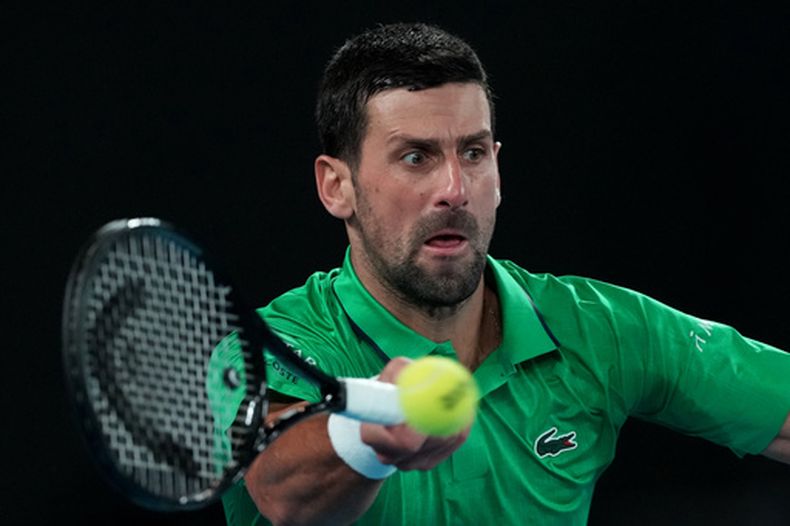 El serbio Novak Djokovic ejecuta una devolución de derecha ante el español Carlos Alcaraz durante la final individual masculina del campeonato de tenis del Abierto de Australia en Melbourne, Australia, el 1 de febrero de 2026. (Foto AP/Aaron Favila, archivo)