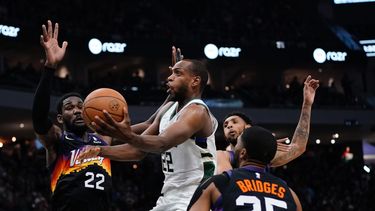 Bucks remontan y vencen a Suns, con 44 puntos de Middleton